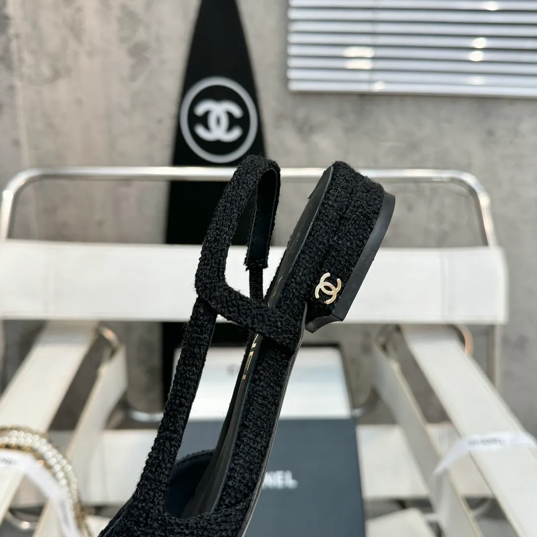 👟👟Ex-factory price 480👟👟 CHANEL Chanel flat bottom series🌹Fashionable classic sandals loved by all stars Fabric [👉] Mixed sheepskin👣🐏 Lining [👉] Silk sheep lining👣🐏 Insole [👉] Silk sheep👣🐏 Sole [👉] Genuine leather outsole imported from Italy 🌻 Packaging [👉] Chanel original box packaging 🌸 Code number [🦶🏻] 34-42 (⚠️34.41.42 is a custom code and cannot be returned or exchanged. Please understand)
